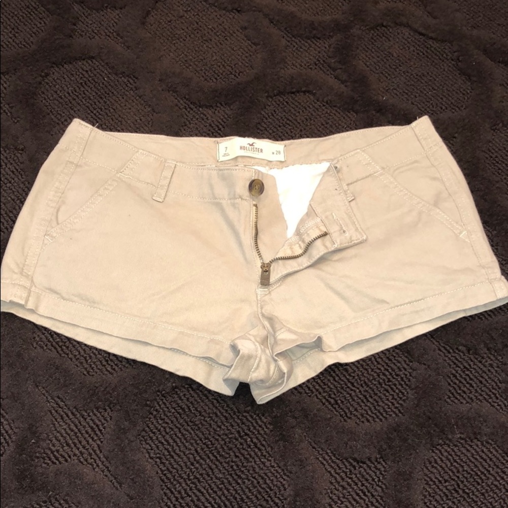 Hollister. 7 W 28.